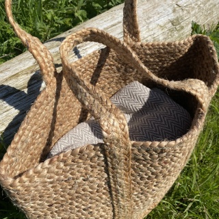 Medium natural jute bag with handles